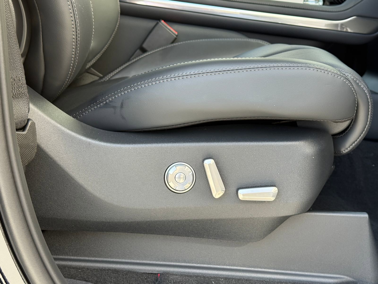 New 2026 Lincoln Navigator Premiere AWD/4WD image 12