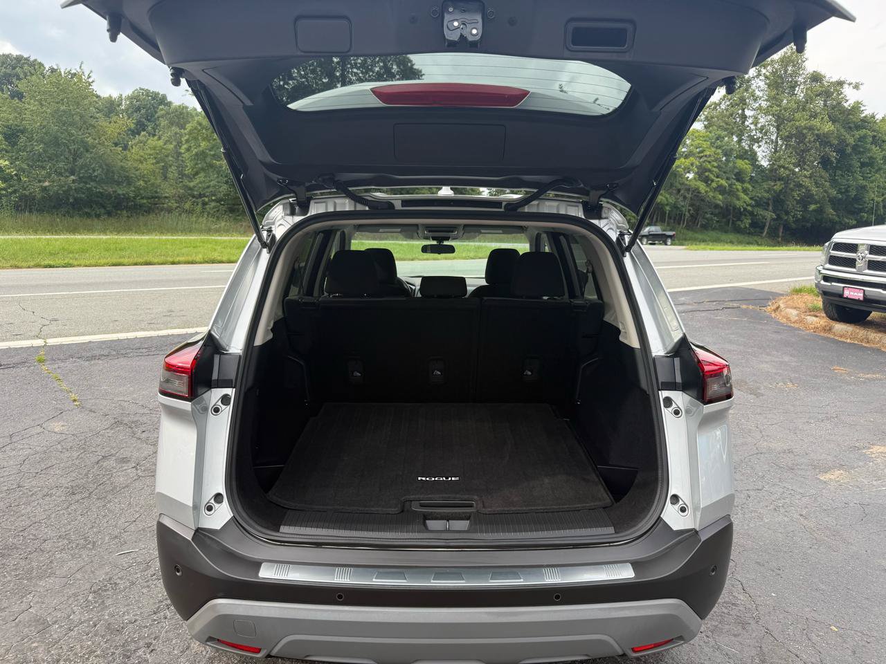 Used 2021 Nissan Rogue SV AWD/4WD image 18