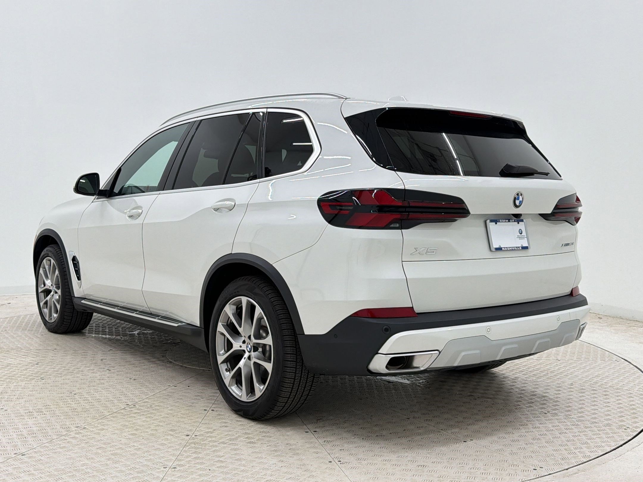 Used 2024 BMW X5 xDrive40i w/ Premium Package AWD/4WD image 3