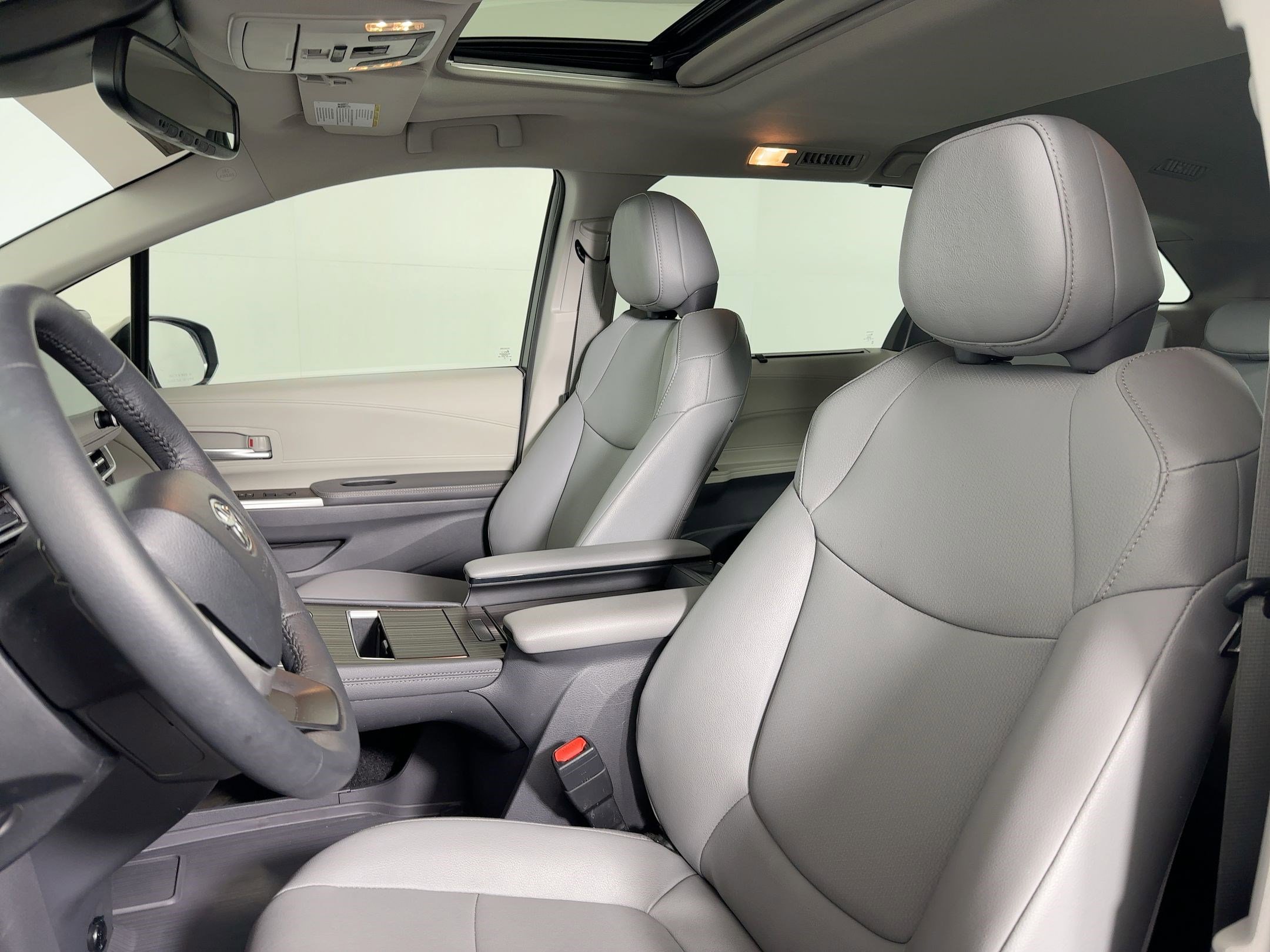 Used 2024 Toyota Sienna XLE image 4