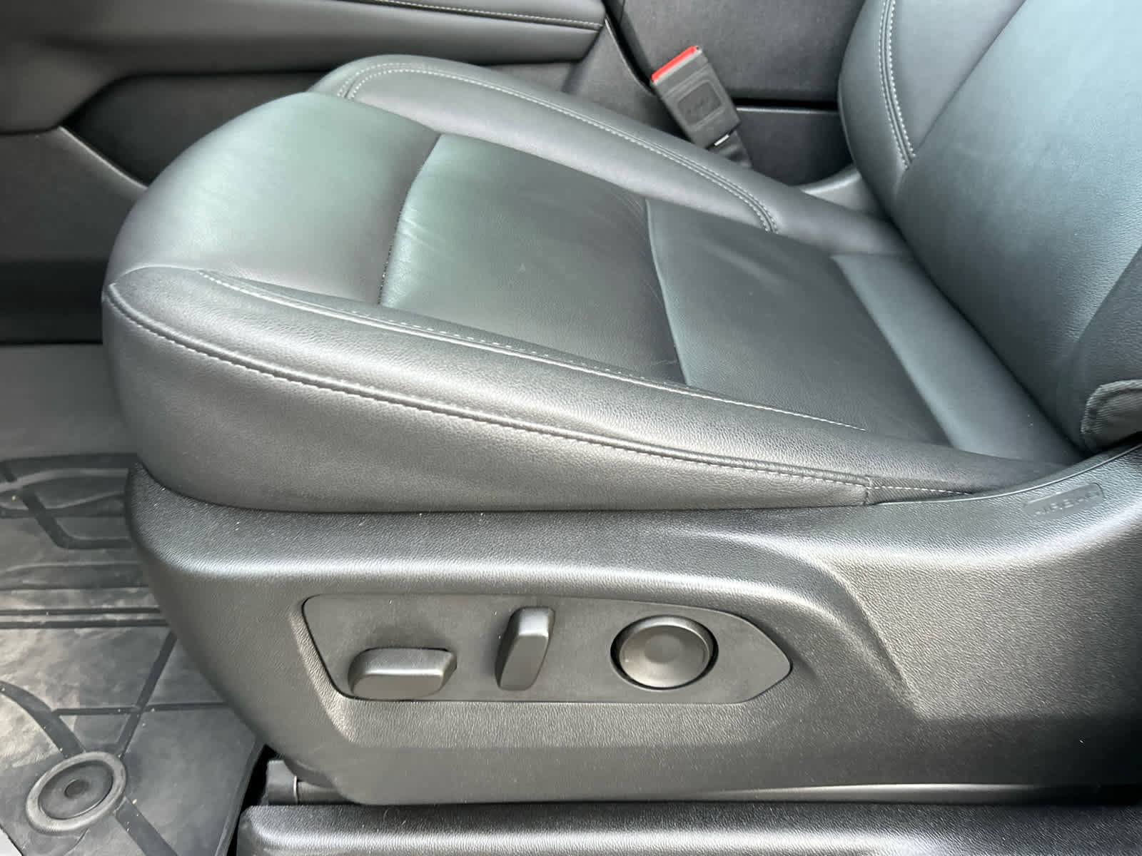 Used 2025 Chevrolet Suburban Z71 w/ Z71 Off-Road Package image 31