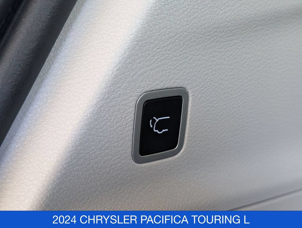 Used 2024 Chrysler Pacifica Touring-L FWD image 30
