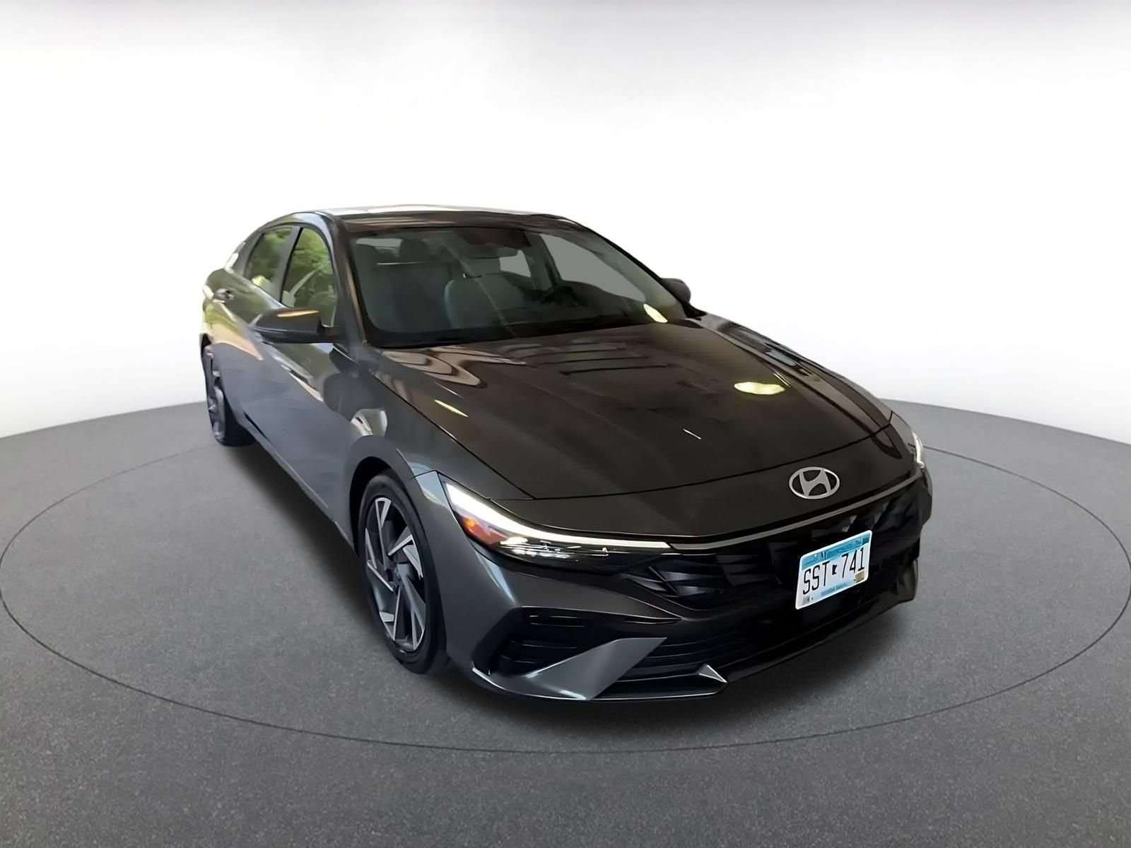Used 2025 Hyundai Elantra Limited FWD image 3