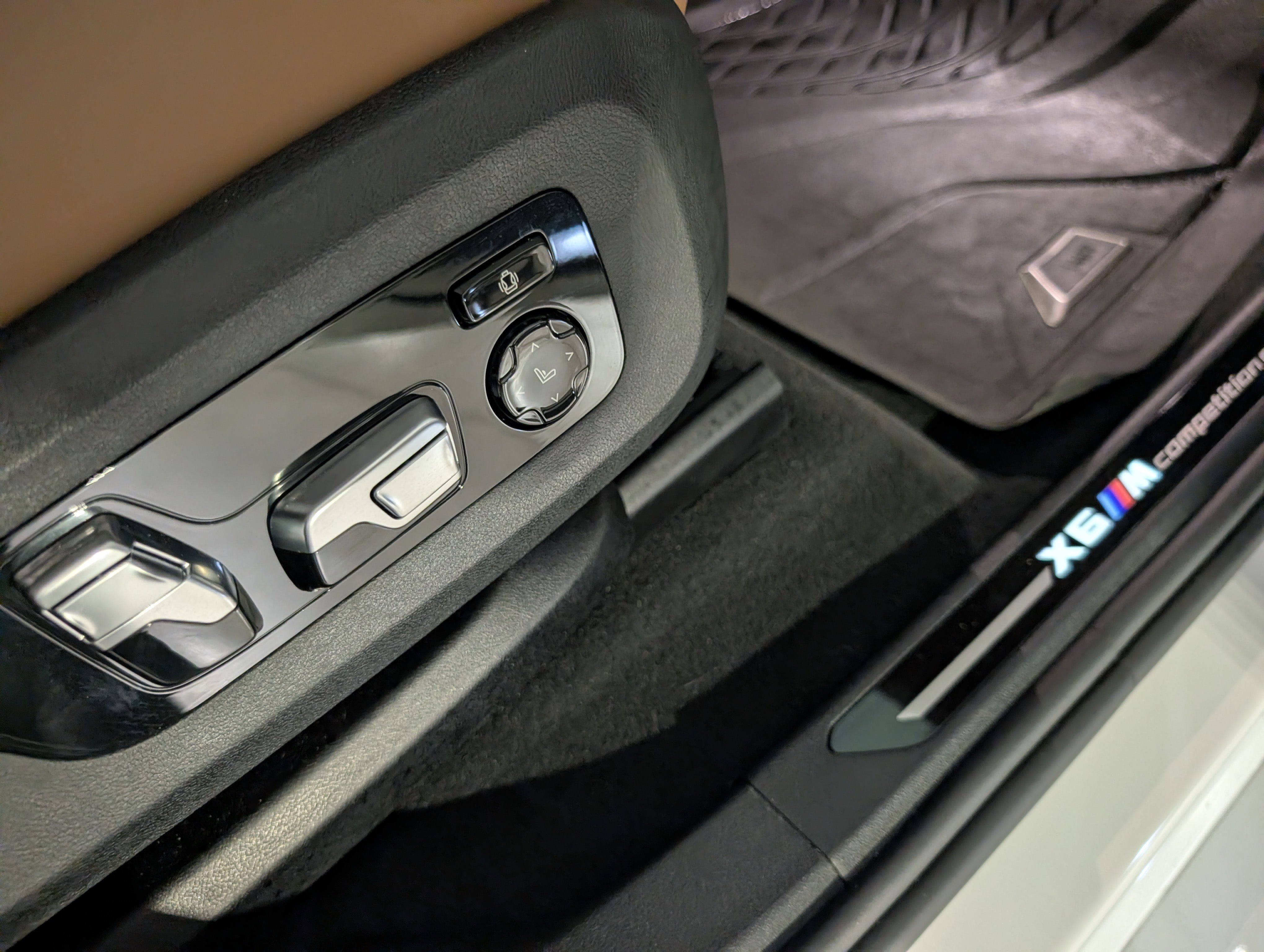 Used 2024 BMW X6 M Competition w/ Executive Package image 32