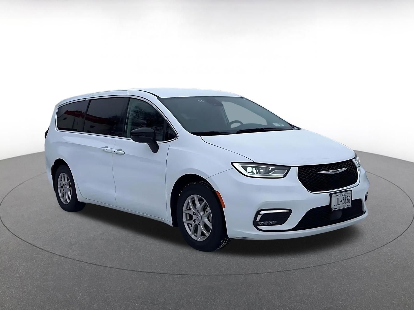 Used 2024 Chrysler Pacifica Touring-L image 2