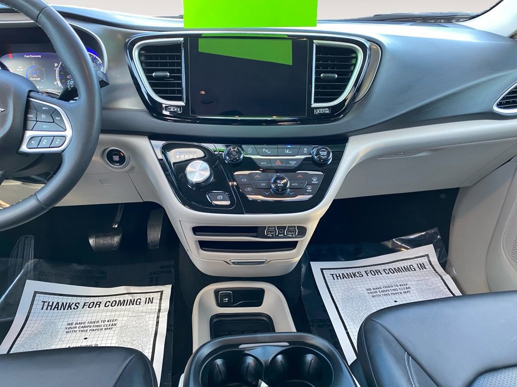 Used 2024 Chrysler Pacifica Touring-L image 11