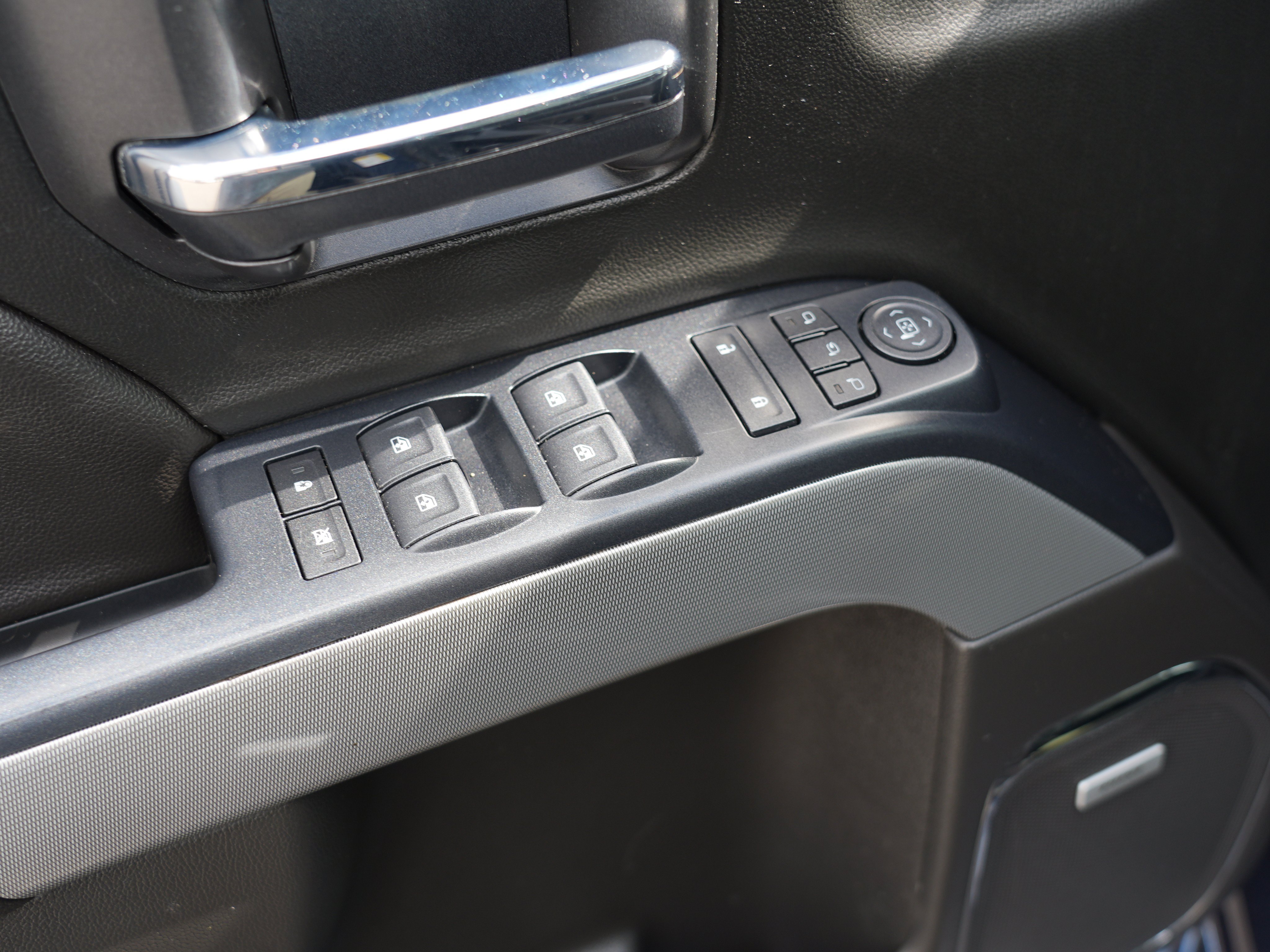 Used 2018 Chevrolet Silverado 1500 LTZ Z71 w/ Centennial Edition AWD/4WD image 15
