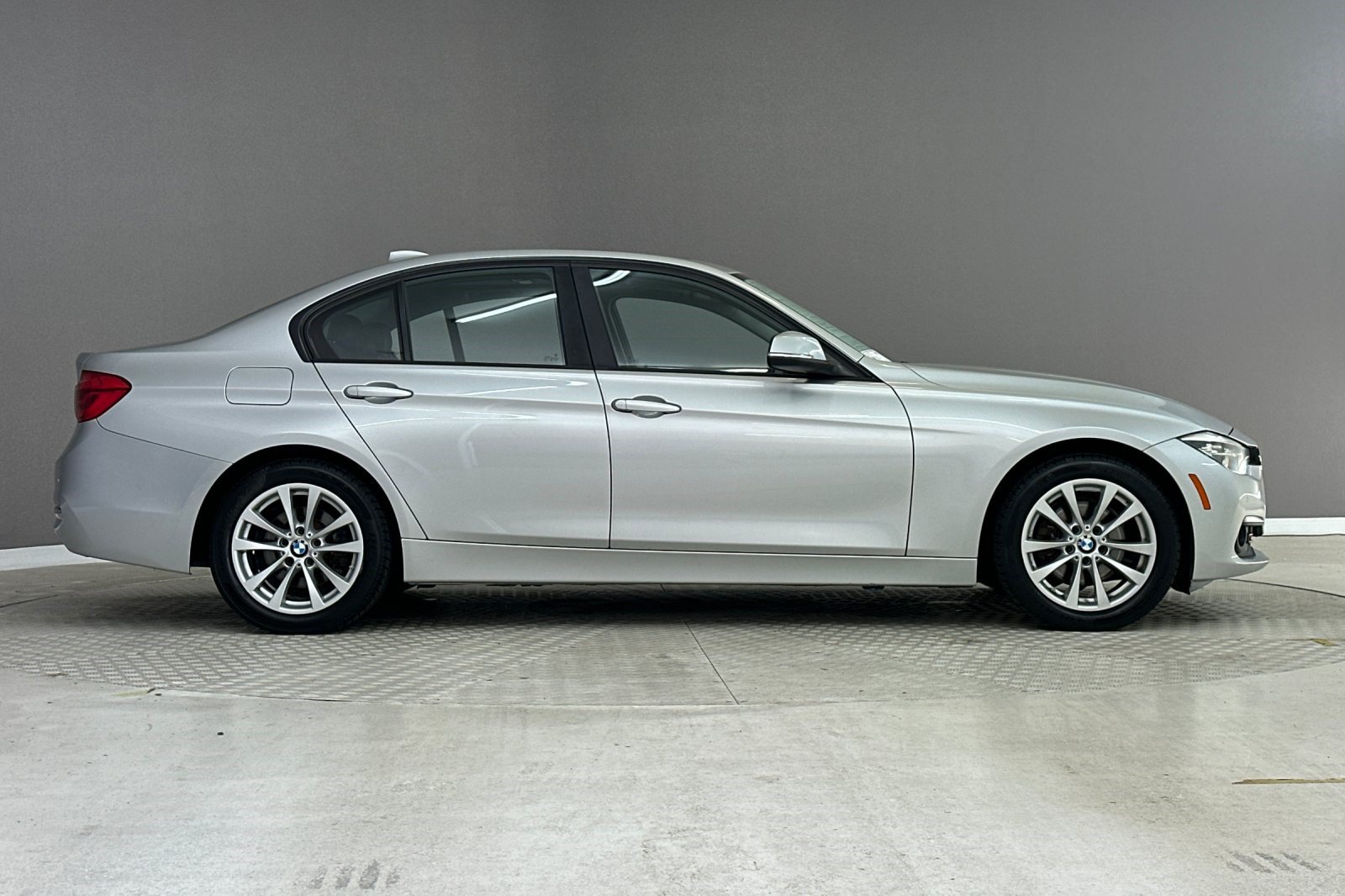 Used 2018 BMW 320i xDrive Sedan w/ Convenience Package AWD/4WD image 7