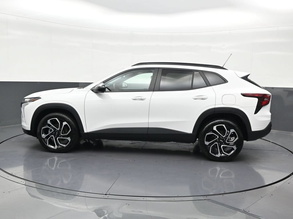 Used 2025 Chevrolet Trax RS FWD image 2