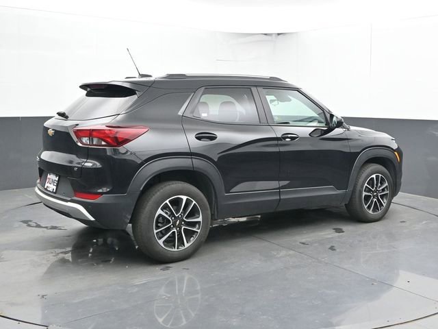 Used 2024 Chevrolet TrailBlazer LT w/ LT Cold Weather Package AWD/4WD image 2