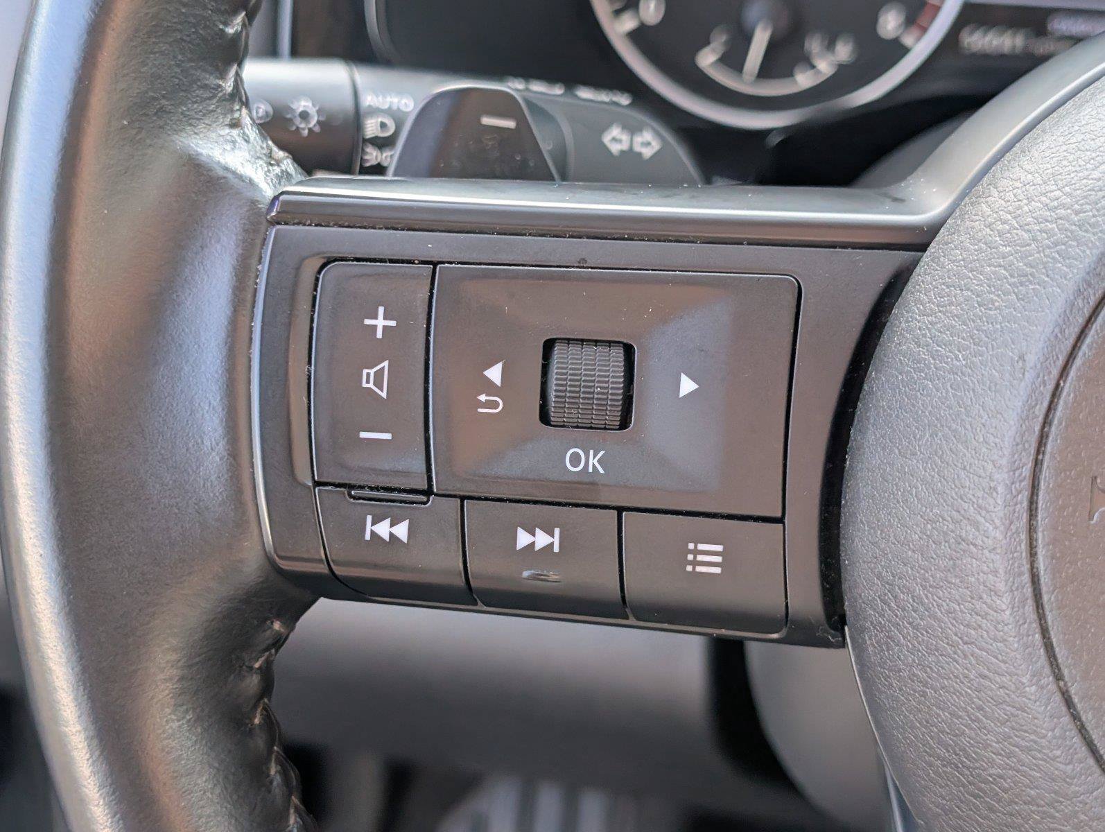 Used 2025 Nissan Pathfinder SV FWD image 29