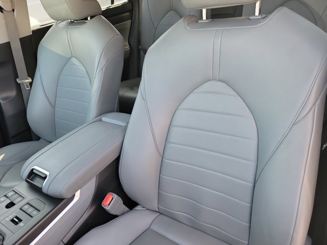 Used 2023 Toyota Highlander XLE image 7