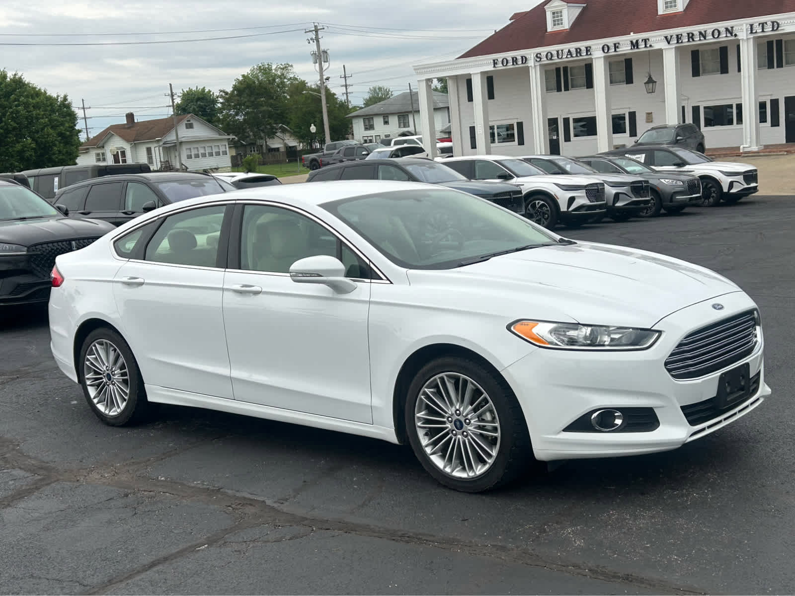 Used 2014 Ford Fusion SE w/ Equipment Group 202A FWD image 3