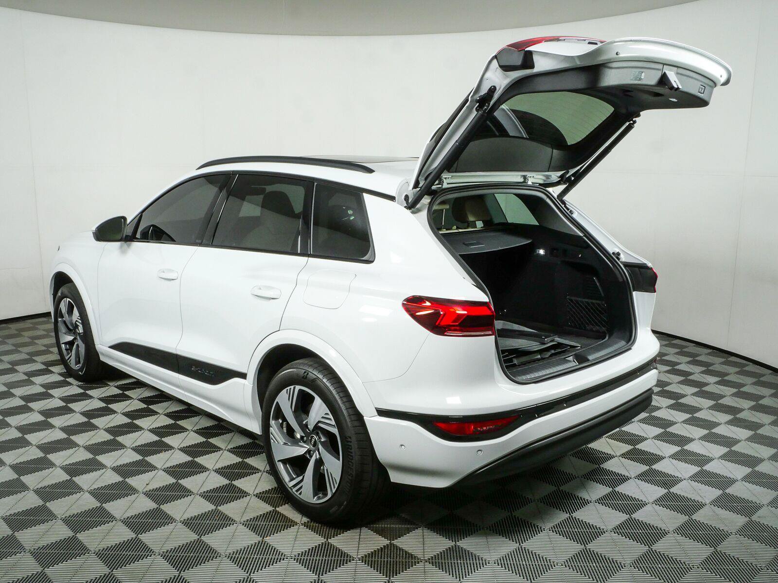 Used 2025 Audi Q6 e-tron Premium Plus w/ Premium Plus AWD/4WD image 35