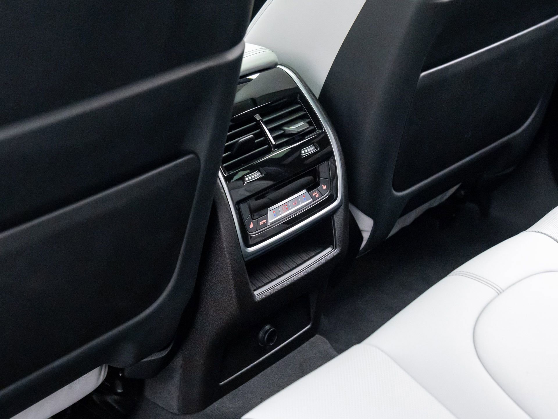 Used 2025 BMW X6 M Competition w/ Executive Package image 18