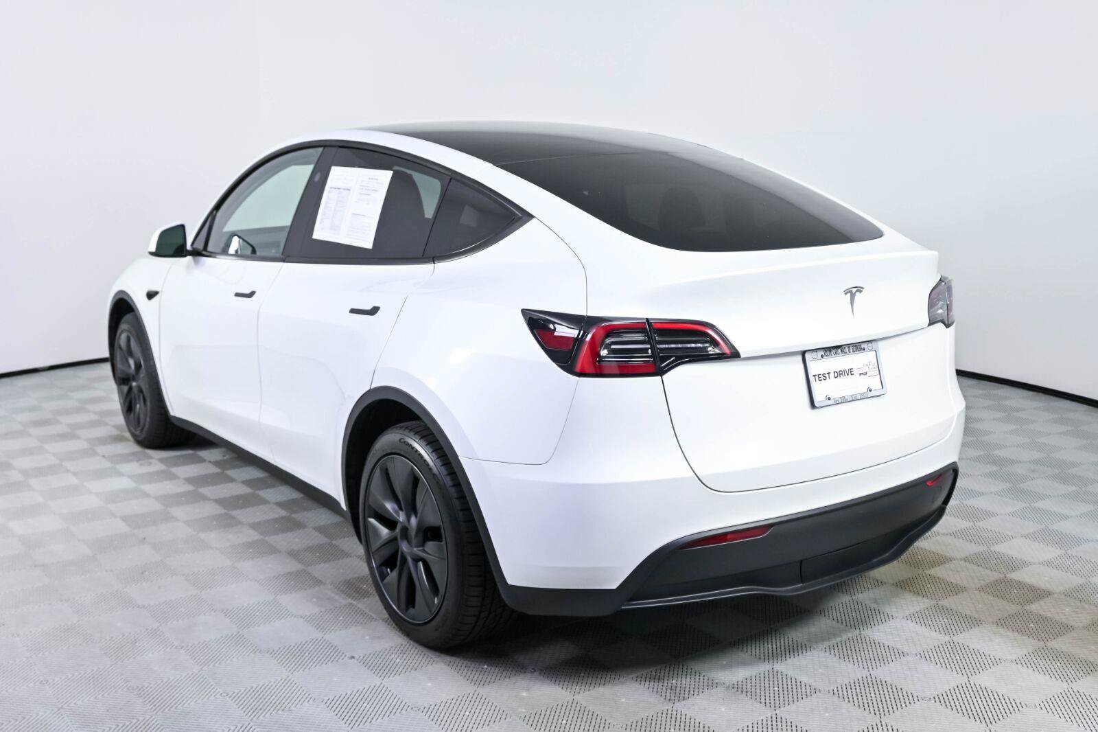 Used 2024 Tesla Model Y Long Range AWD/4WD image 3