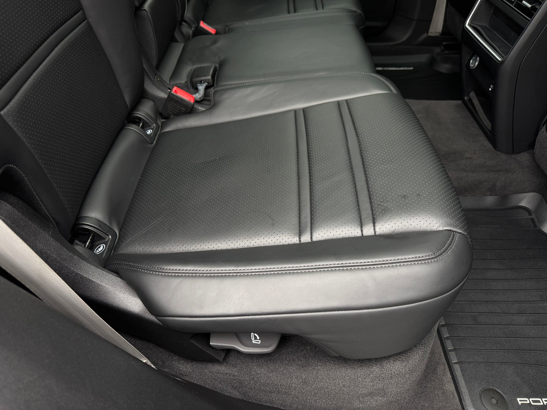Used 2023 Porsche Cayenne Platinum Edition AWD/4WD image 29