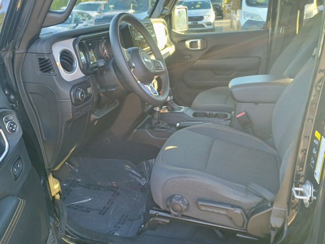 Used 2025 Jeep Wrangler Unlimited Sahara AWD/4WD image 25