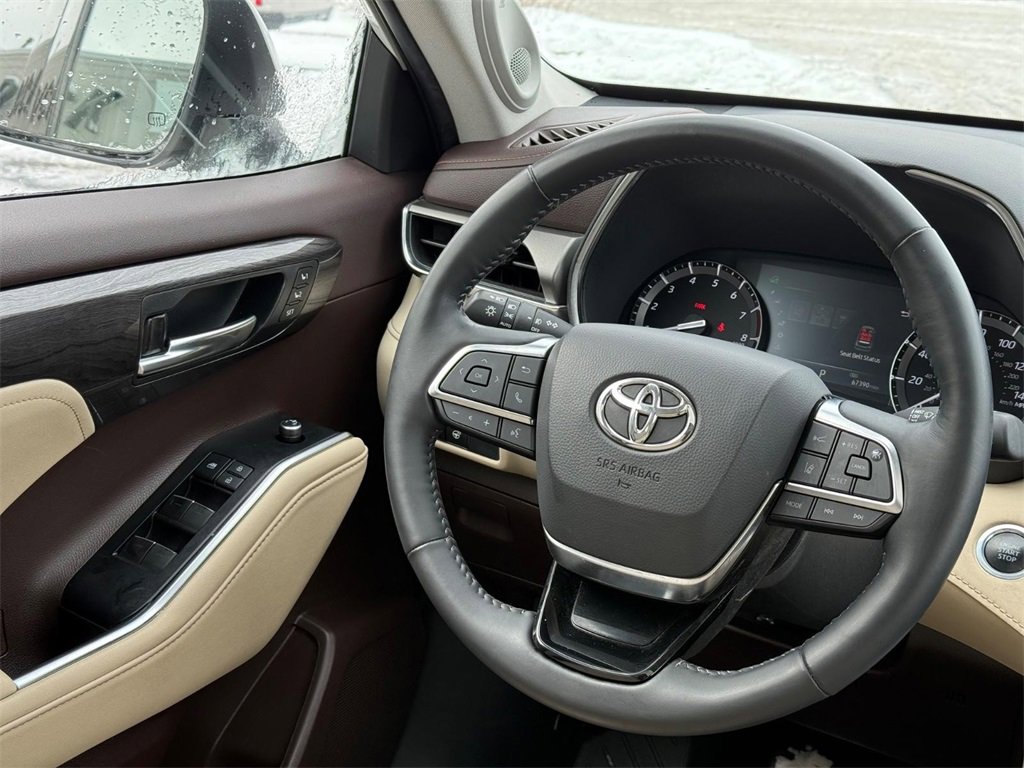 Used 2021 Toyota Highlander Limited image 14
