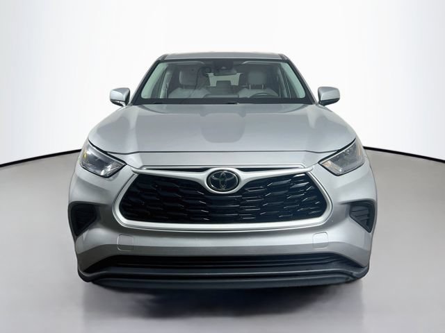 Used 2023 Toyota Highlander L FWD image 2