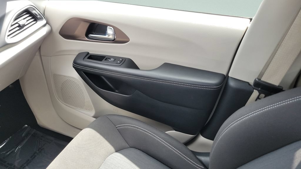 Used 2023 Chrysler Voyager LX FWD image 13