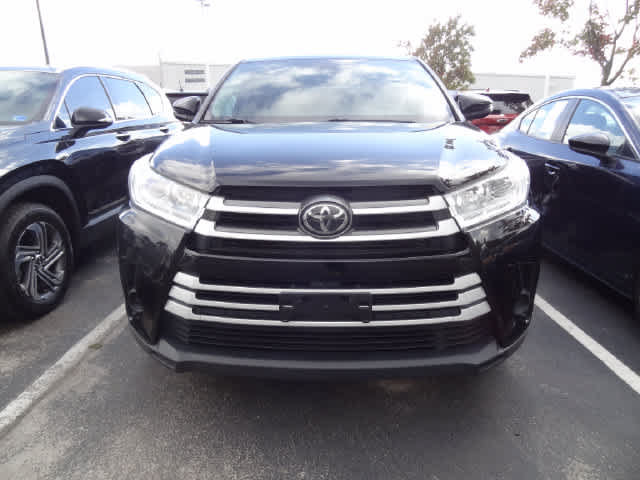 Used 2019 Toyota Highlander LE AWD/4WD image 2