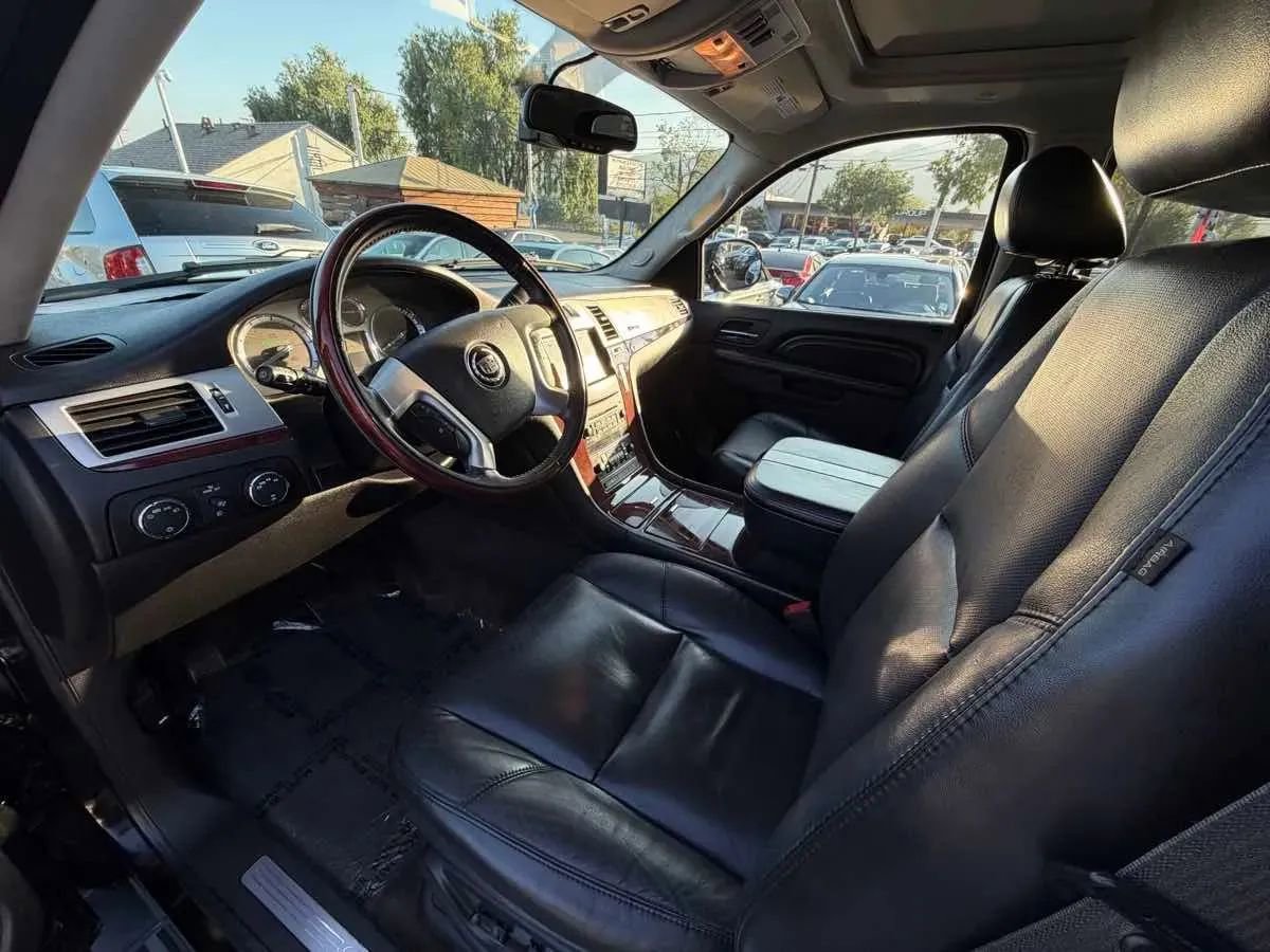 Used 2011 Cadillac Escalade 4WD Hybrid image 11