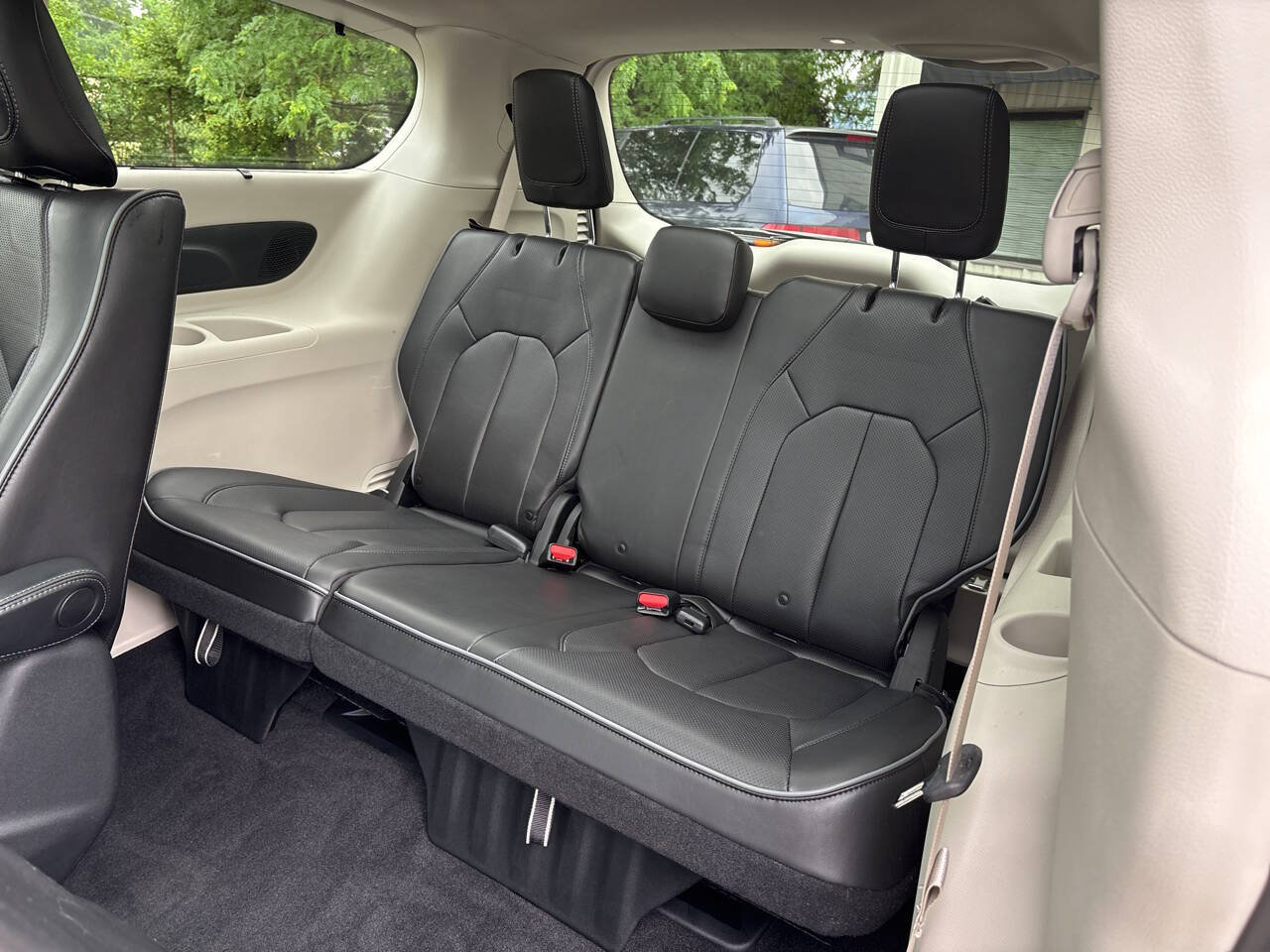 Used 2020 Chrysler Pacifica Limited w/ Advanced Safetytec Group FWD image 33