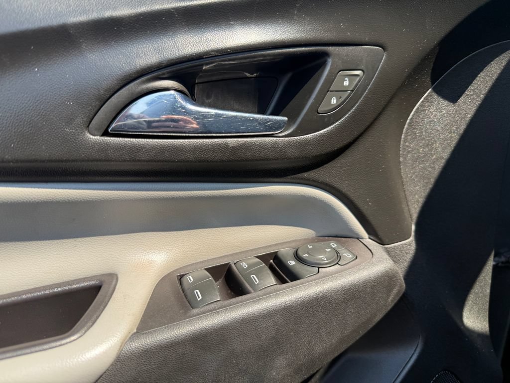 Used 2021 Chevrolet Equinox LS w/ LPO, Blackout Package FWD image 14