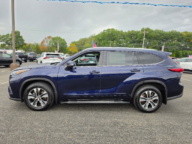 Used 2022 Toyota Highlander XLE AWD/4WD image 4