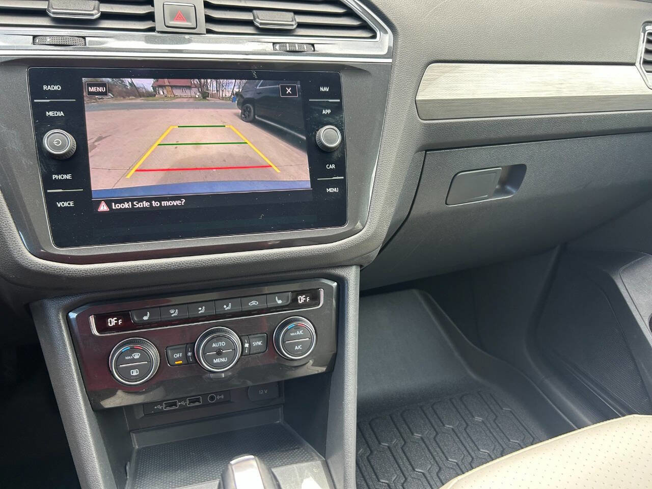 Used 2018 Volkswagen Tiguan SEL w/ 3rd Row Seat Package image 10