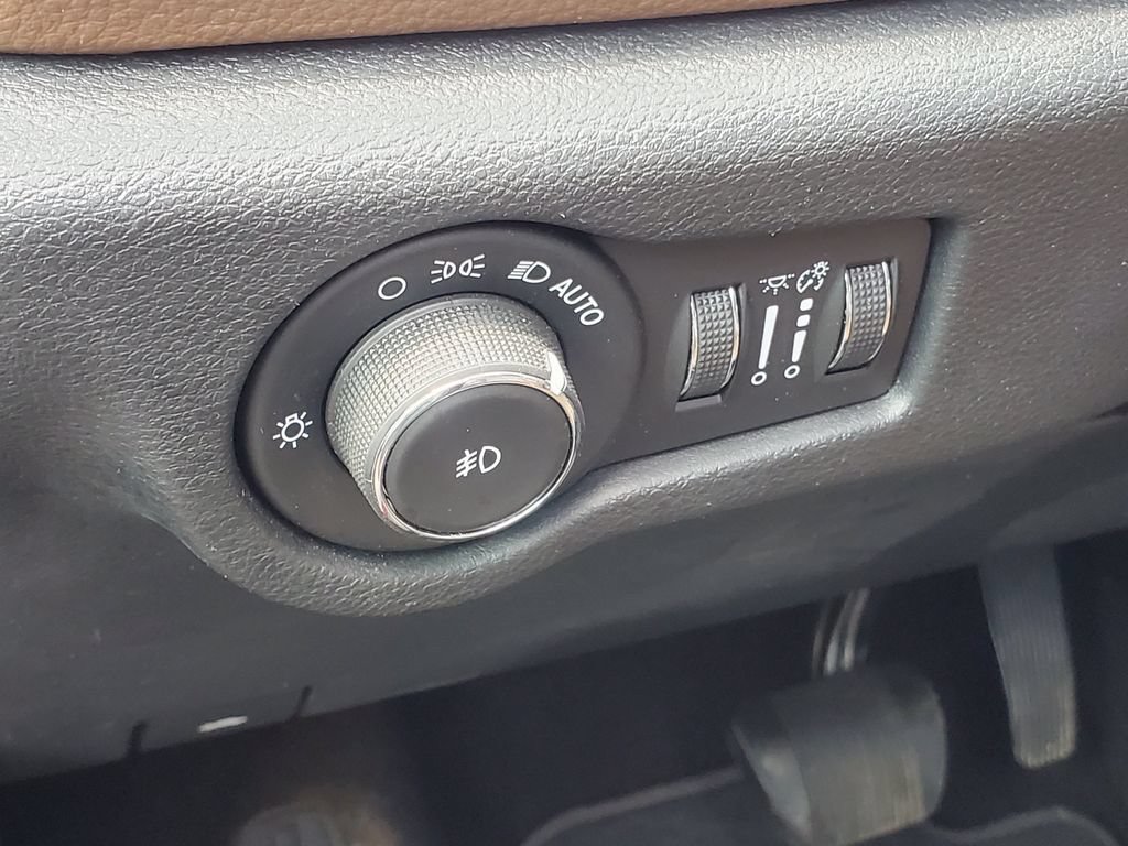 Used 2018 Chrysler Pacifica Limited FWD image 10