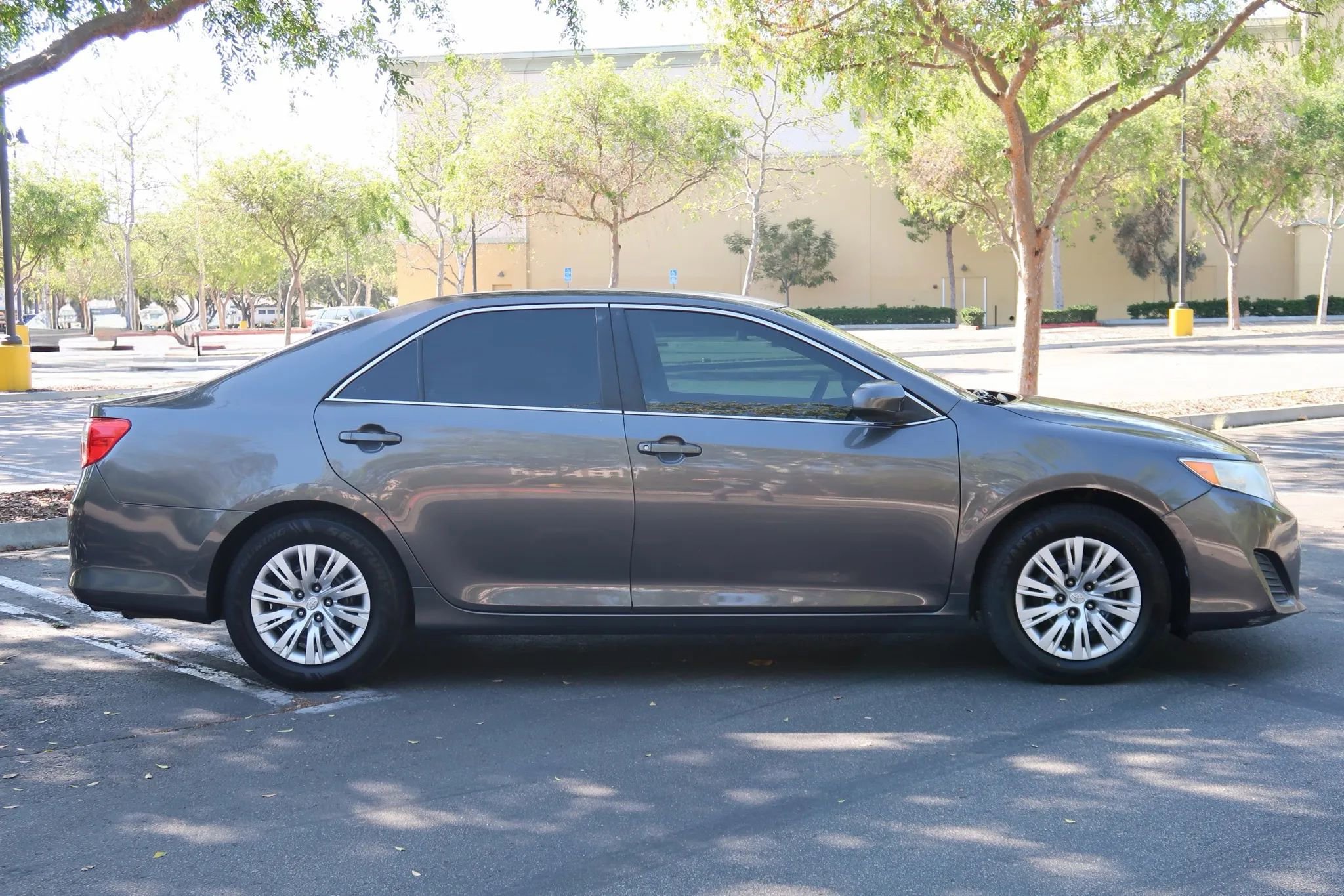 Used 2012 Toyota Camry L image 6
