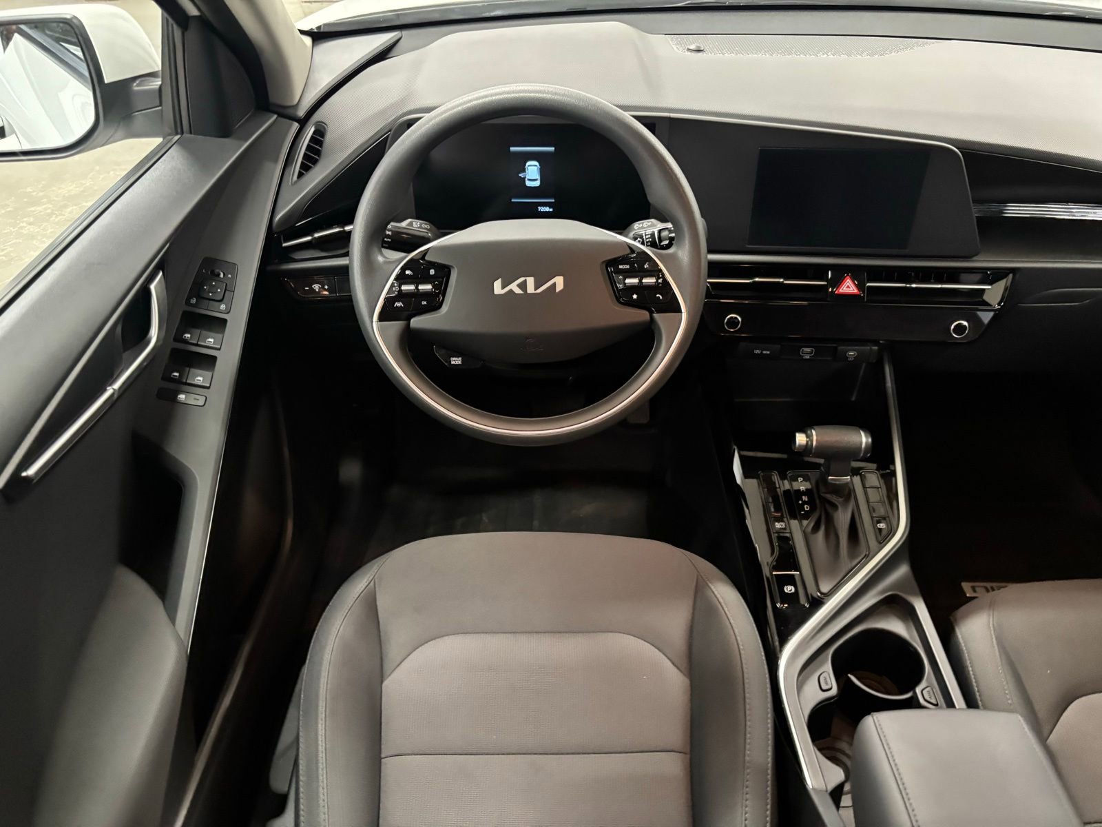Used 2024 Kia Niro LX FWD image 12