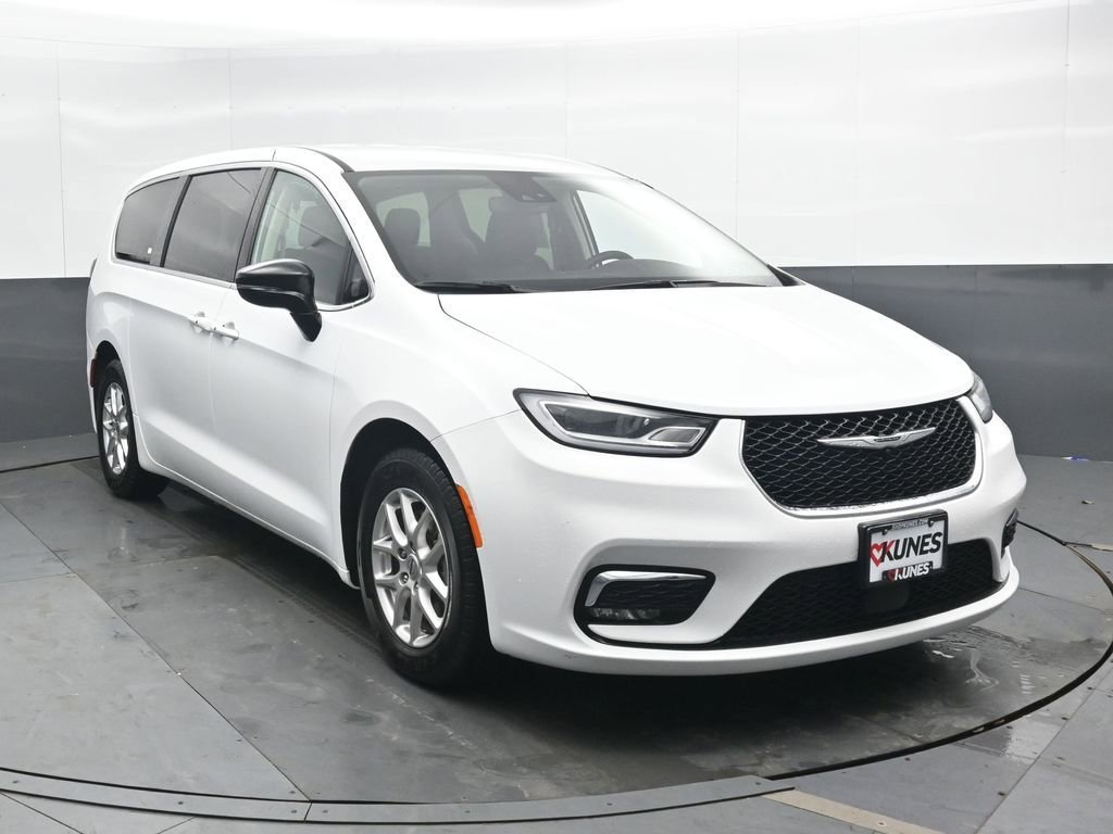 Used 2024 Chrysler Pacifica Touring-L FWD image 5