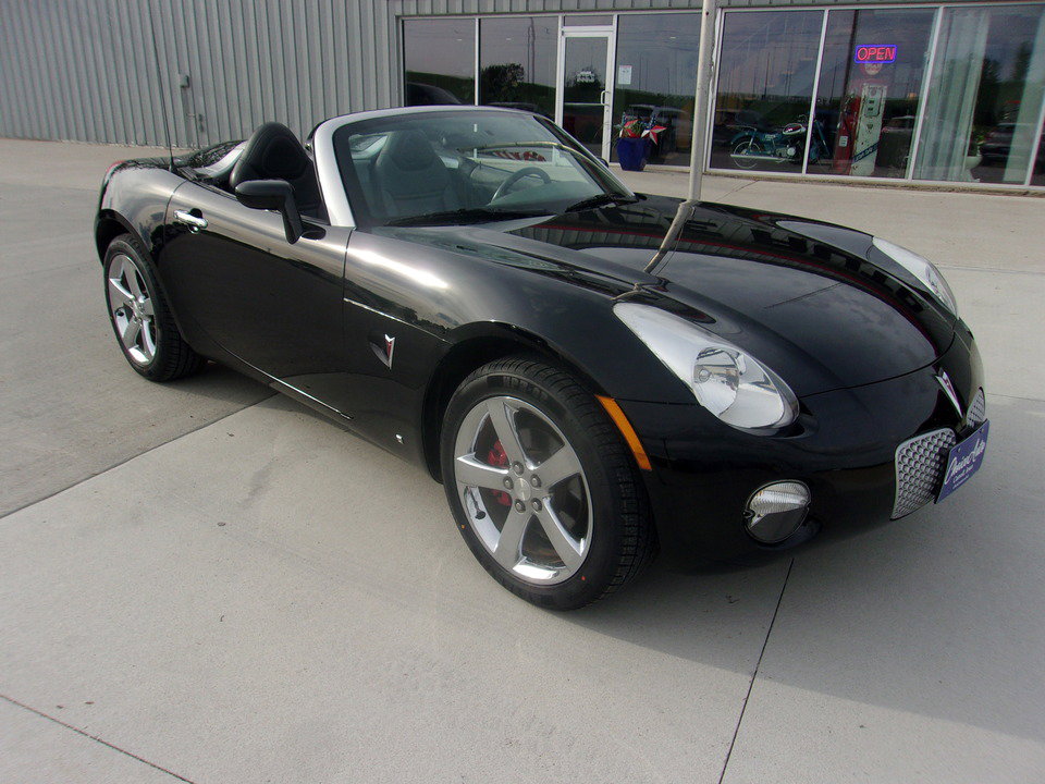 Used 2007 Pontiac Solstice Convertible w/ Premium Package RWD image 3