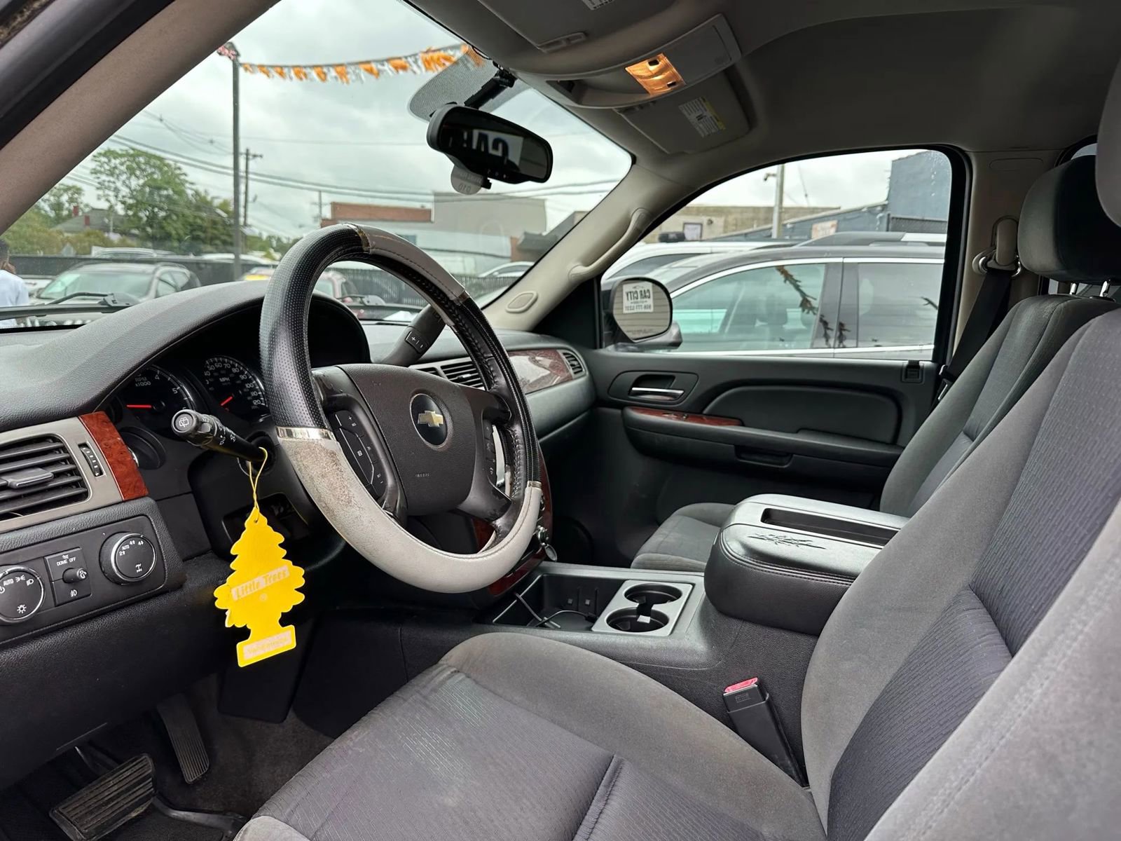 Used 2009 Chevrolet Suburban LT image 8