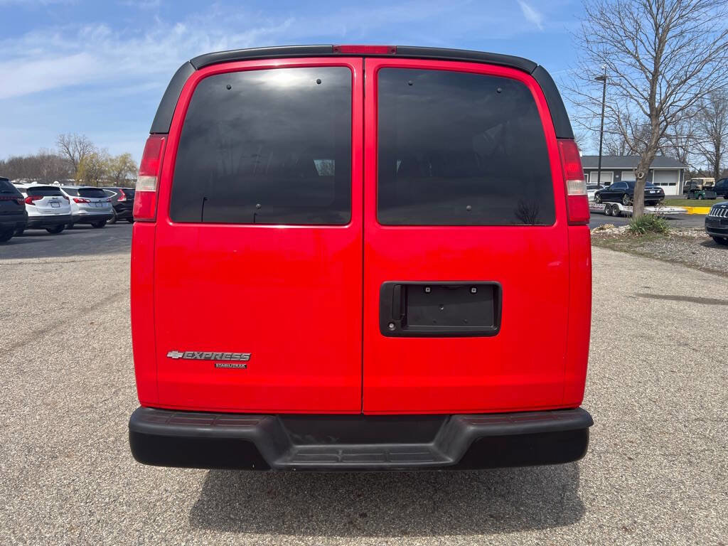 Used 2016 Chevrolet Express 3500 LS image 3