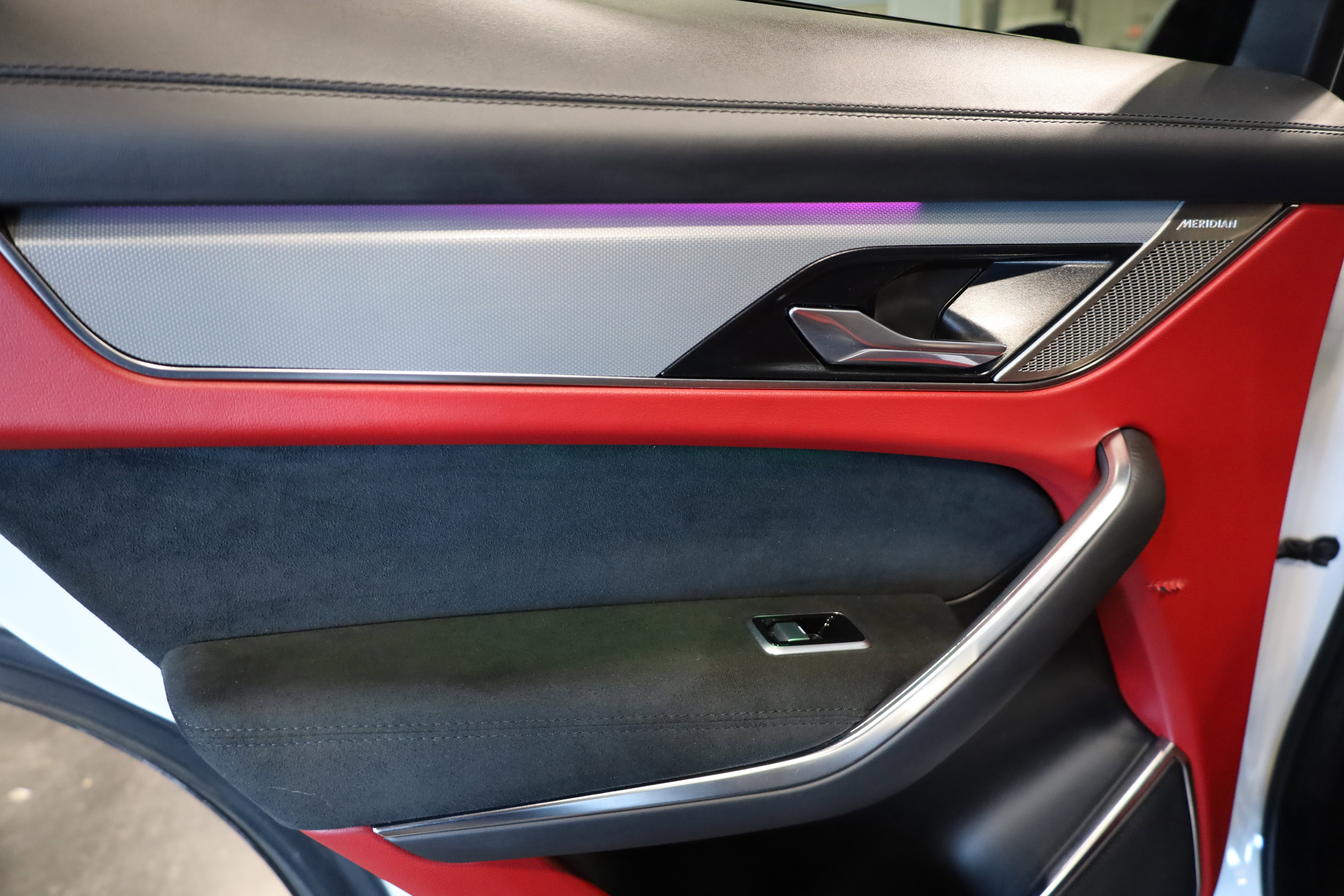 Used 2023 Jaguar F-PACE SVR image 35