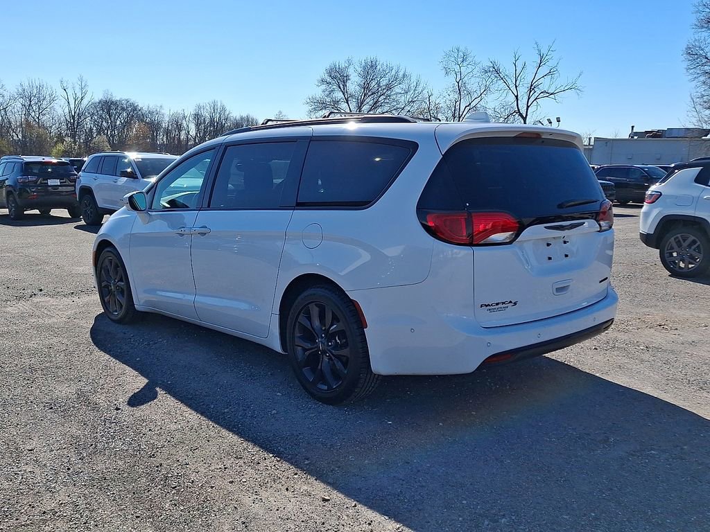 Used 2020 Chrysler Pacifica Limited w/ Advanced Safetytec Group FWD image 7