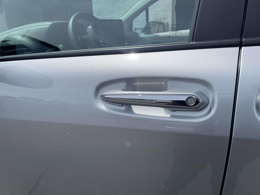 Used 2025 Toyota Sienna XLE image 8