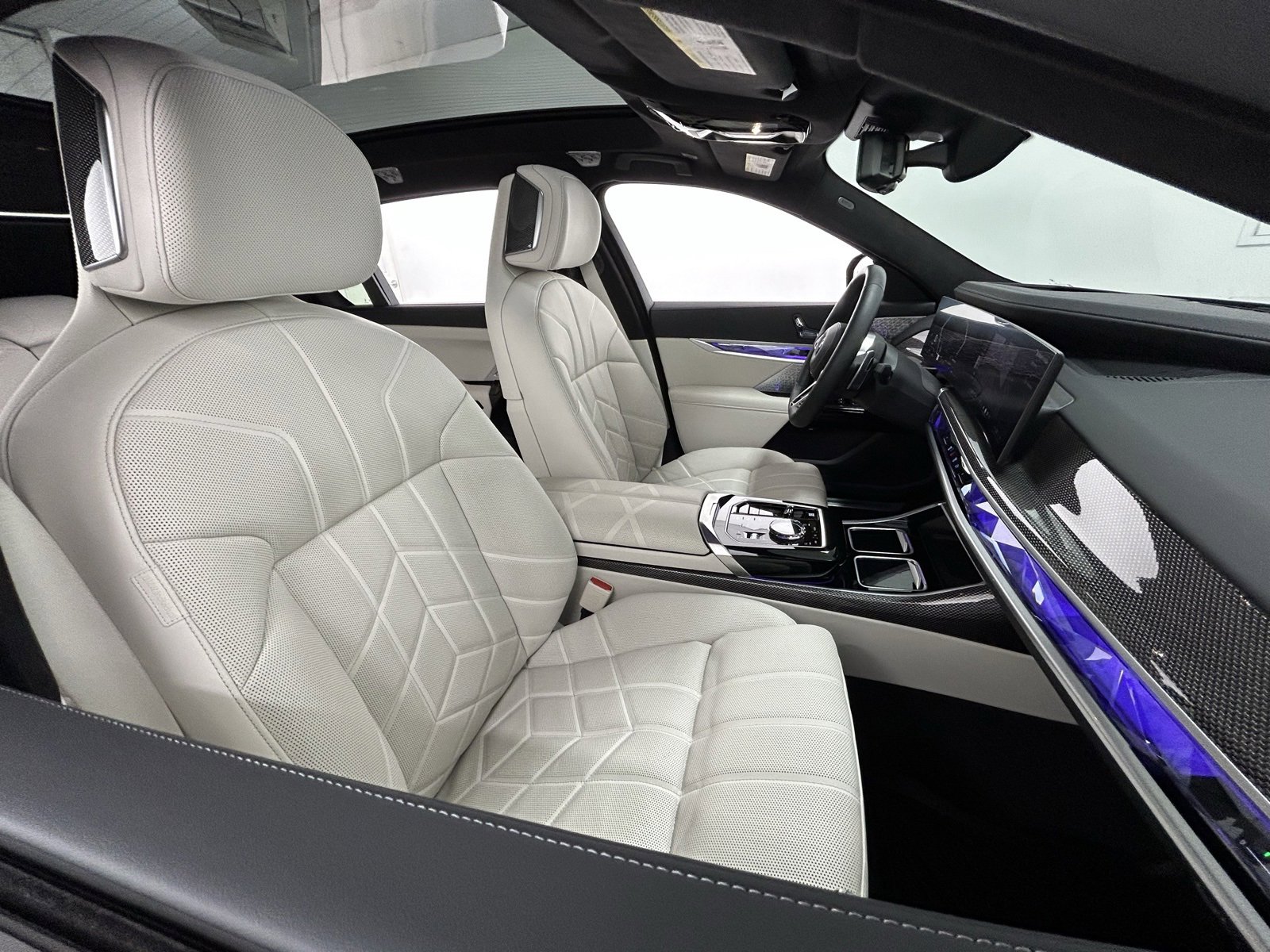 Used 2025 BMW 760i xDrive w/ Premium Package image 41