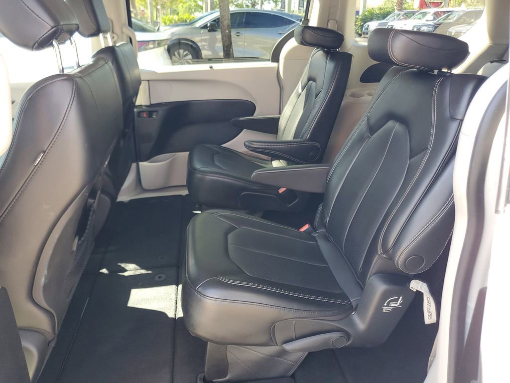 Used 2023 Chrysler Pacifica Touring-L FWD image 11