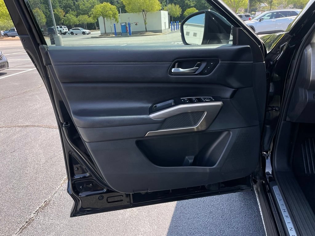 Used 2023 Nissan Pathfinder Platinum FWD image 23