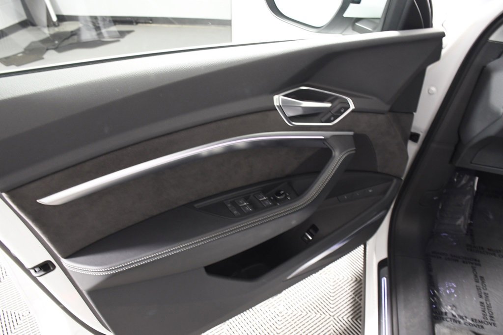 Used 2021 Audi e-tron Prestige w/ Prestige Package image 14