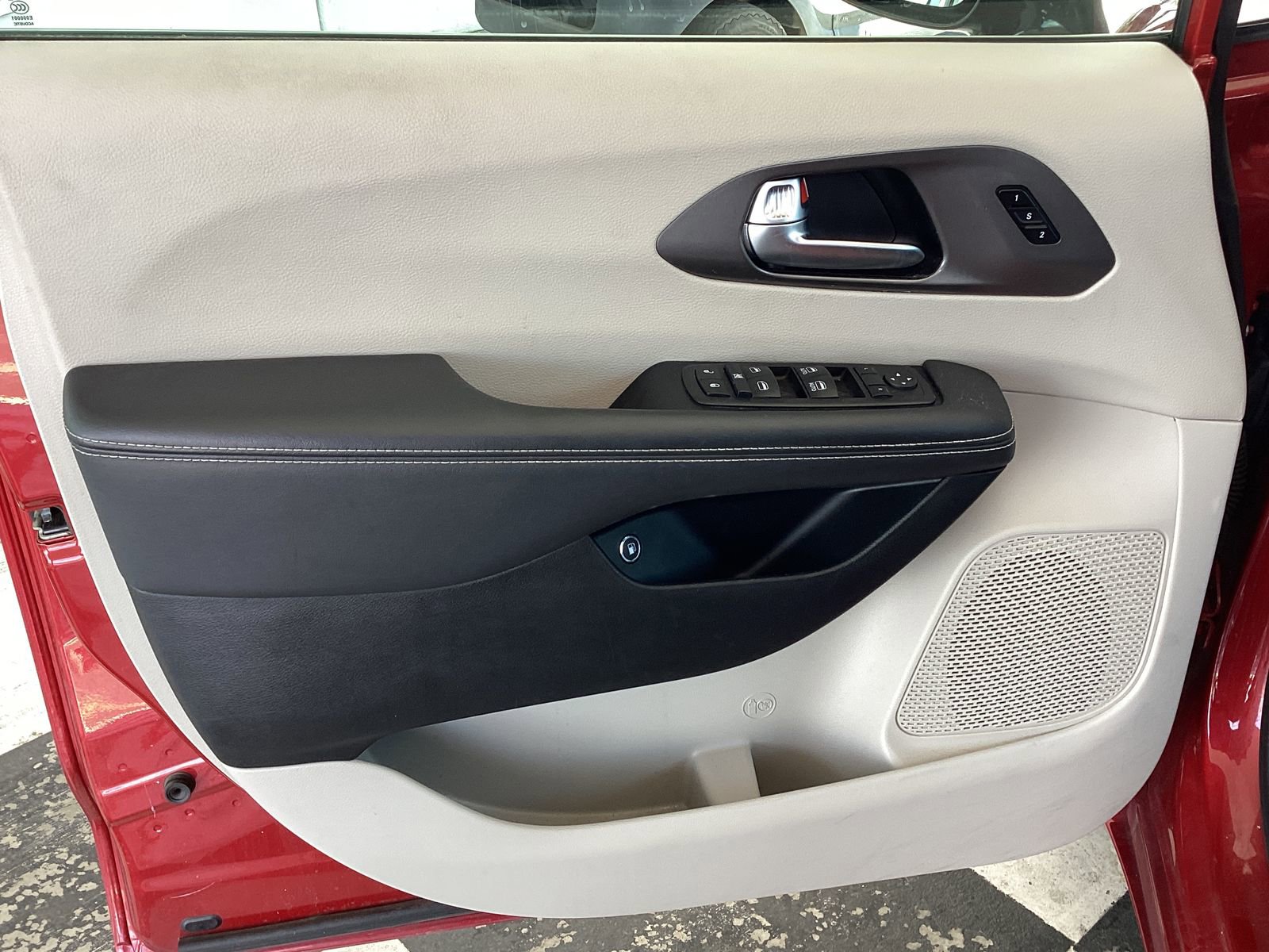 Used 2024 Chrysler Pacifica Select image 24