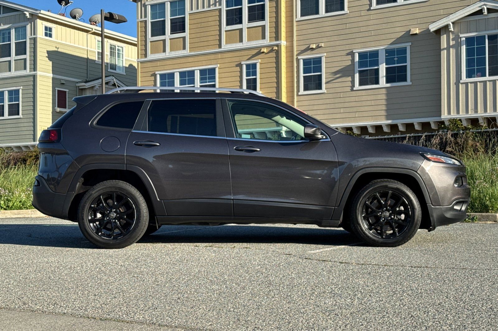 Used 2016 Jeep Cherokee Latitude FWD image 3
