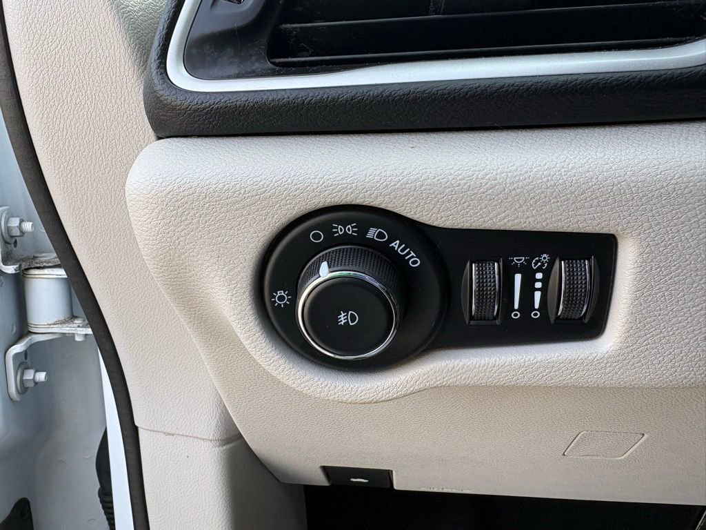 Used 2023 Chrysler Pacifica Touring-L image 22