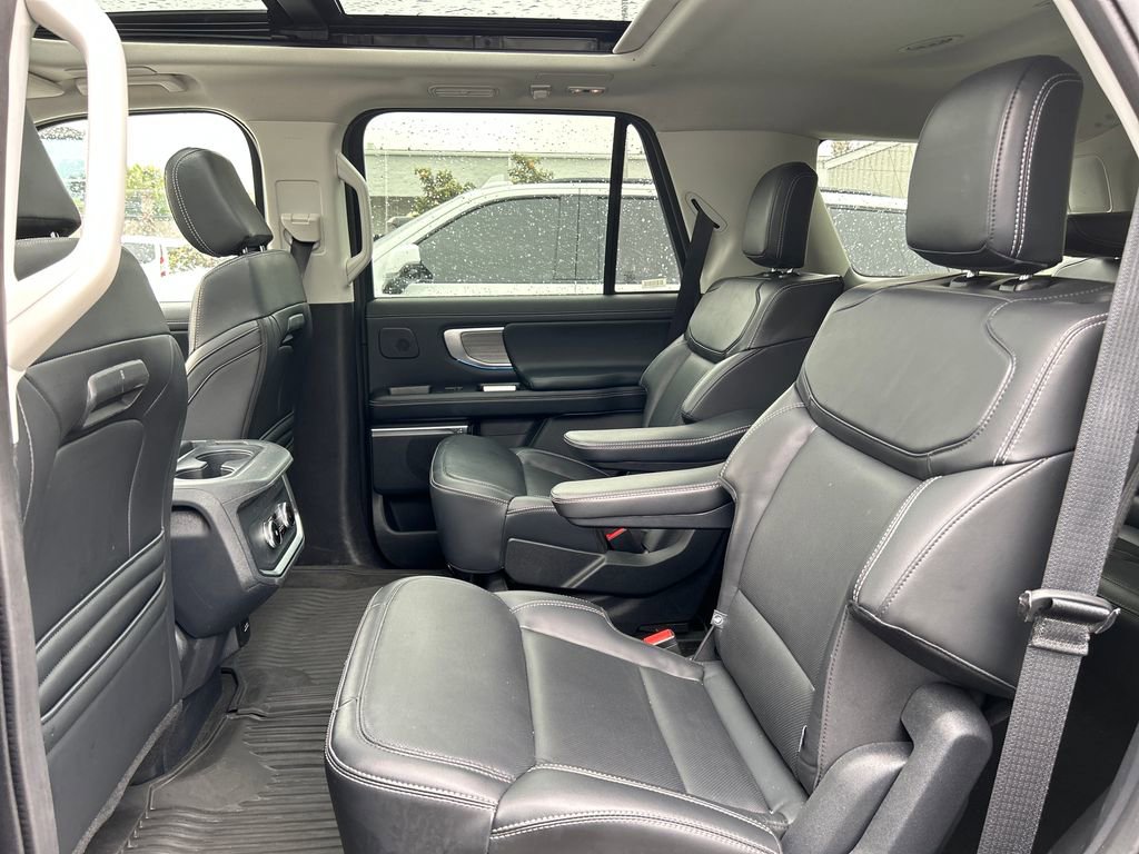 Used 2025 Ford Expedition Platinum w/ Driver's Package AWD/4WD image 13