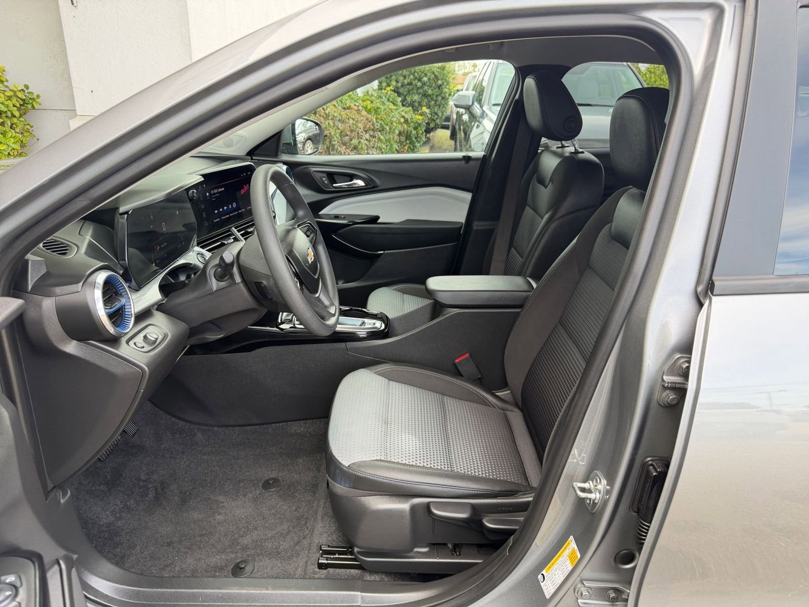 Used 2025 Chevrolet Trax LT image 28